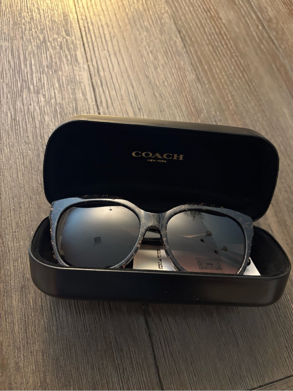 Nice women’s Coach sunglasses 🕶️ ✨ with case!